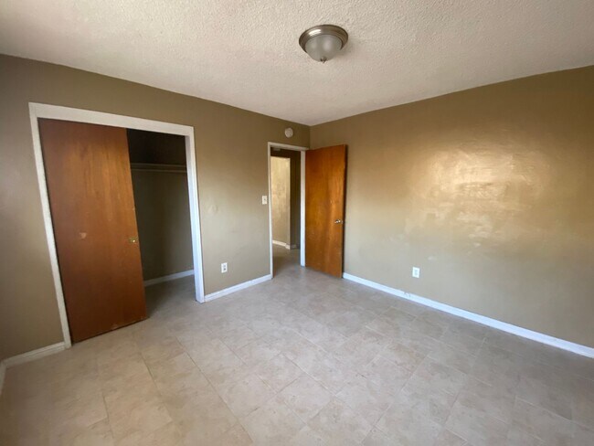 Building Photo - 210 E Harding Ave