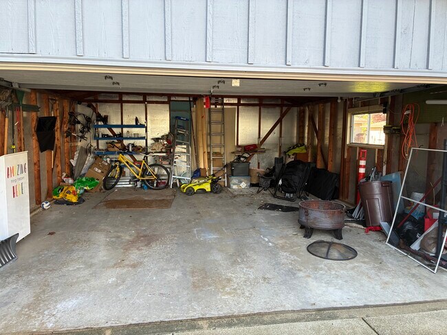 Building Photo - 209 W Cedar St