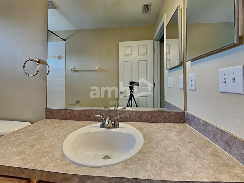 Building Photo - 12613 Longcrest Dr