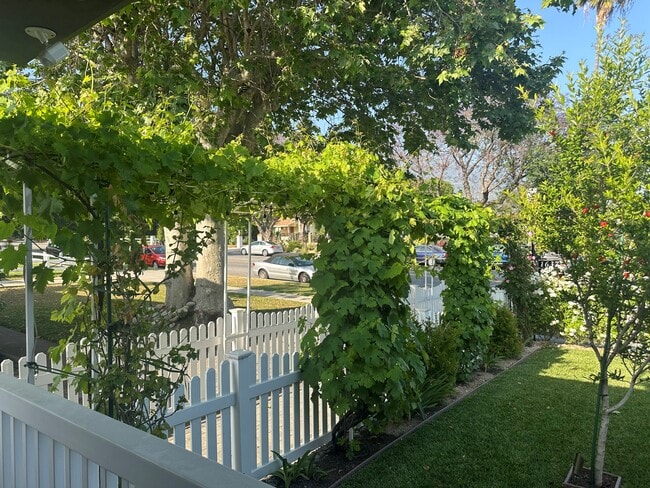 Building Photo - 1637 N Allen Ave