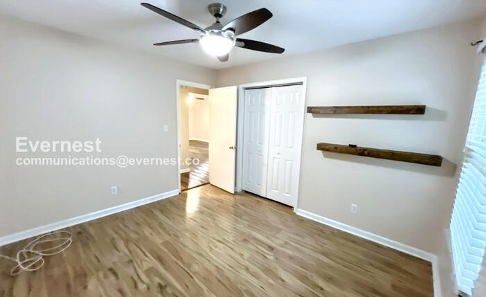 Building Photo - 1110 Fernway Cir