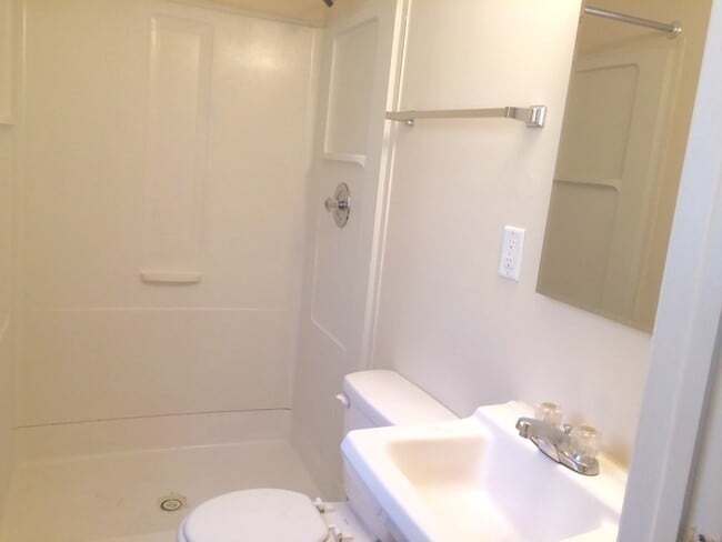 Building Photo - 2063 Raintree Pl