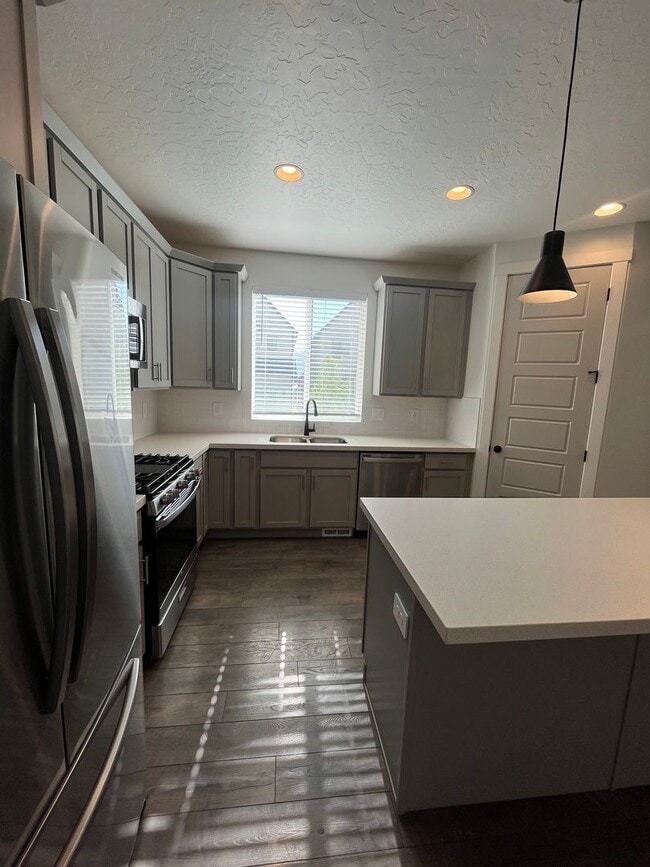 Building Photo - Spacious 3 Bed 2.5 Bath Home Available Jun...
