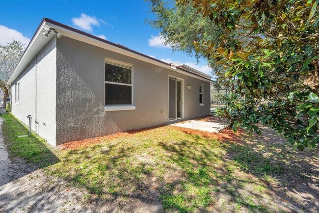 Building Photo - Cozy 4/2 Home Nestled in a Gated Community