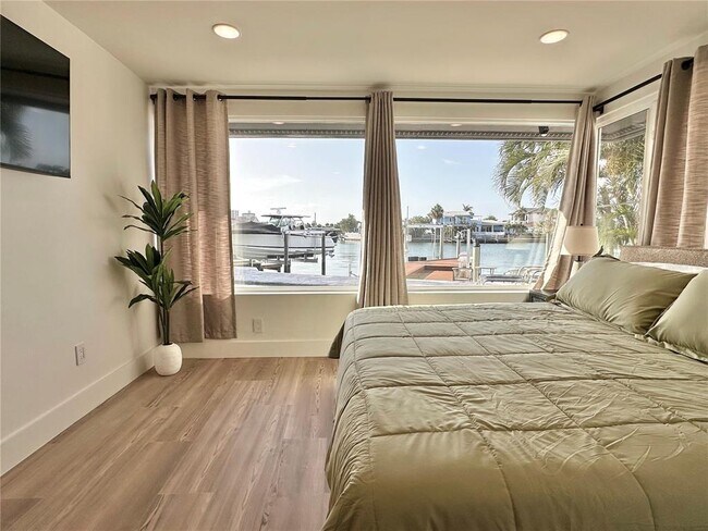 Building Photo - 320 Palm Island NE