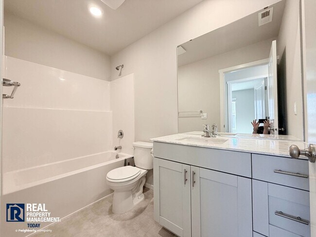 Building Photo - Brand-New 3BR Town Home Near JBLM | Bonus Loft, 2-Car Garage & Modern Finishes