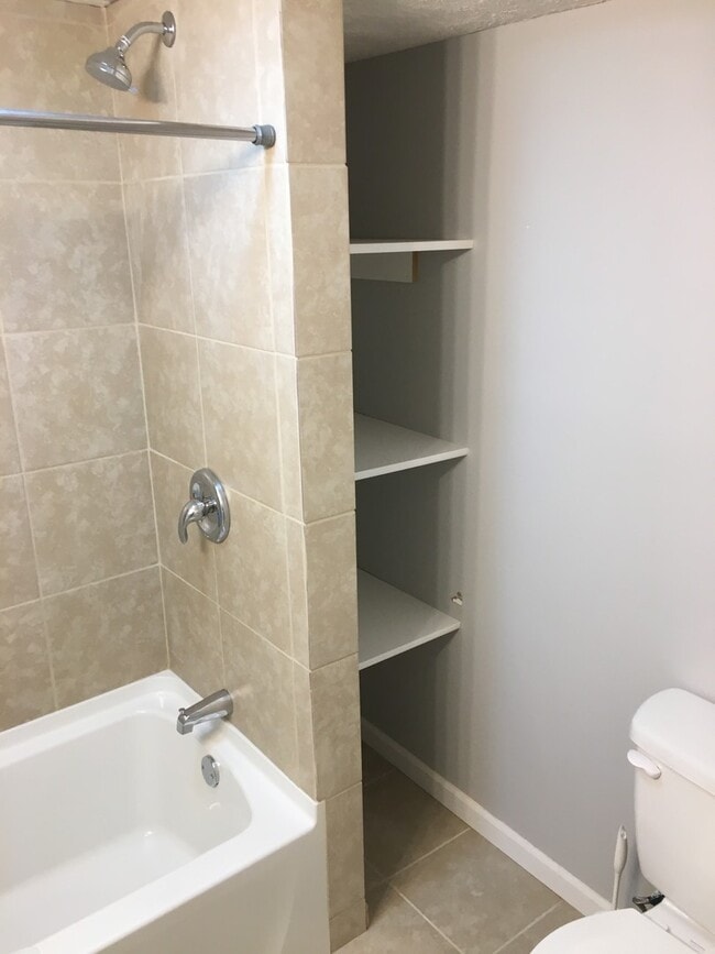 Building Photo - Available now!  517 S. 35th St.  4 Bedroom, 2 Bath Great Midtown location, 1 car garage.