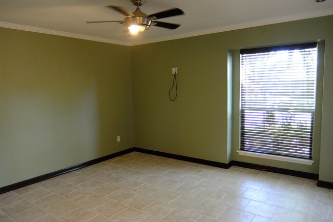 Building Photo - 10526 Sundown Dr