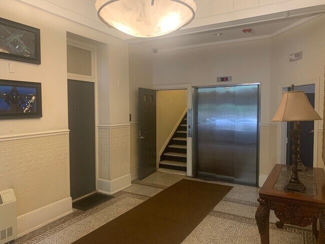 Building Photo - 483 Beacon St