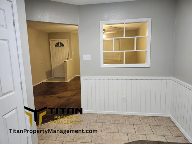 Building Photo - 2bed/2bath End-Unit Apartment with Fenced Yard