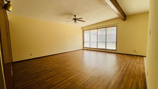 Building Photo - Westside 3 Bedroom 1.75 Bath