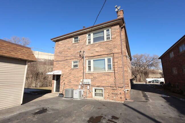 Building Photo - 9823 Linn Ave