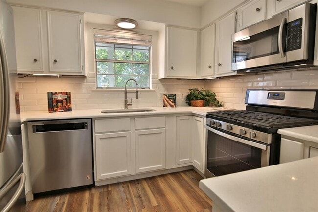 Building Photo - 3880 Williamsburg Cir