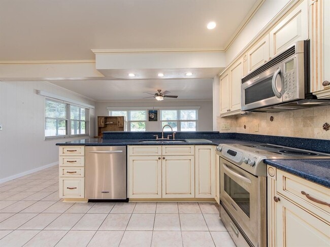 Building Photo - 2395 6th Ave SW