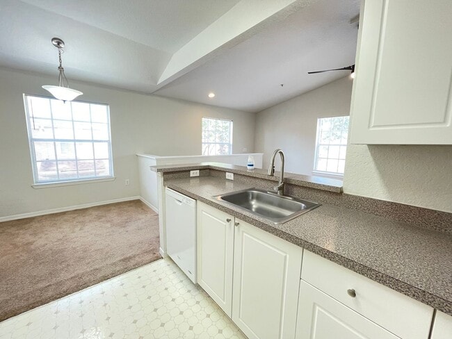 Building Photo - 1 Bedroom / 1 Bath Condo in Gated Communit...
