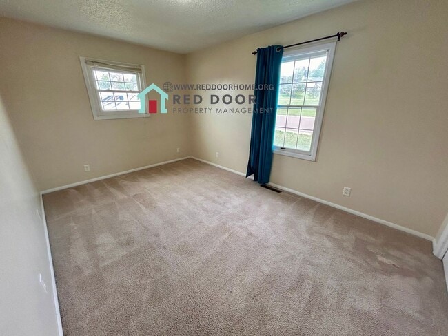 Building Photo - Spacious 5-Bedroom Home with Central Air, Fireplace & Huge Fenced Yard