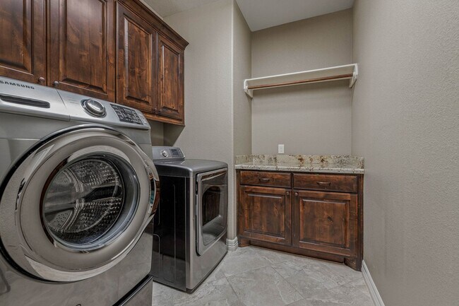 Building Photo - Castlegate 2 - Elegant 3 Bedroom 2 Bath av...