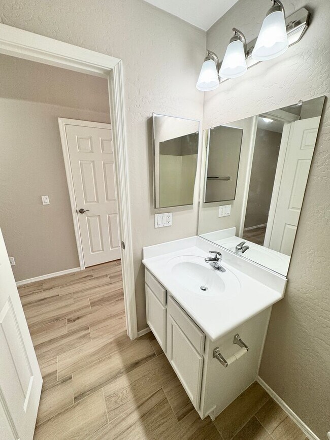 Building Photo - Remodeled 5 Bedroom/3 Bath Home. Upgraded Flooring & Kitchen!