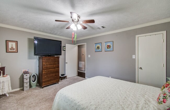 Building Photo - 9818 Emnora Ln