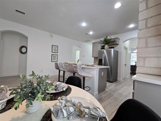 Building Photo - 303 Arrowhead Trail