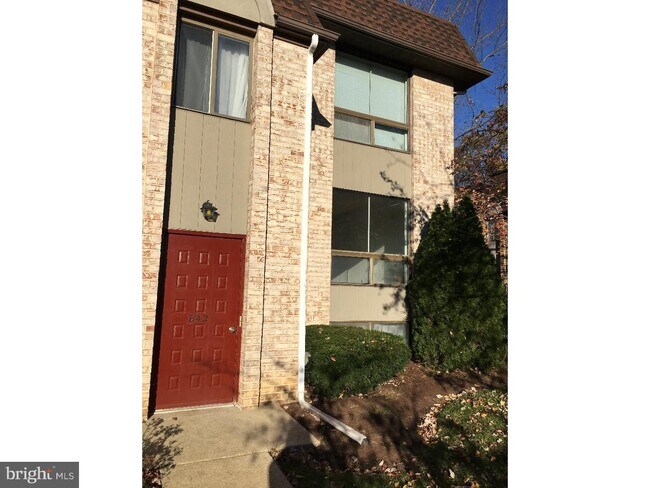 Primary Photo - 842A Putnam Blvd