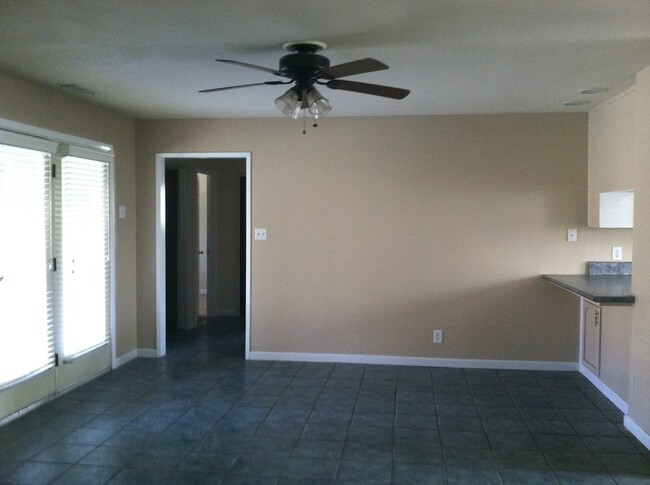 Building Photo - 3 Bedroom Home in Northwest Visalia off of...