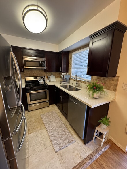 Building Photo - 855 Moraga Dr