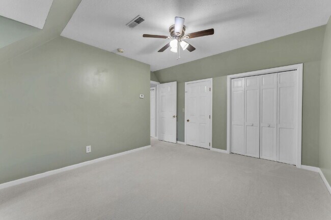 Building Photo - Spacious 4-Bed, 4-Bath Rental Home with Lake Views in Belle Terre Acres