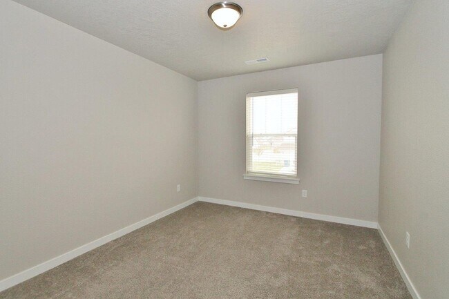 Building Photo - Spacious Home w/Open Floor-Plan