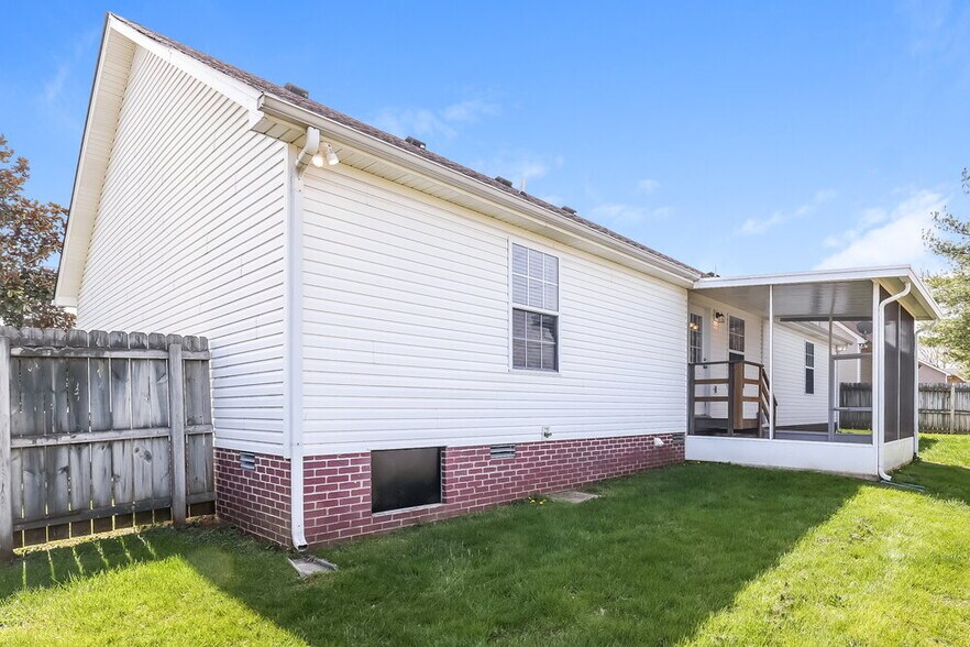 Building Photo - 1984 Old Castle Dr