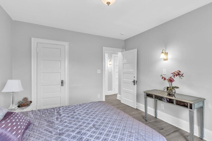 Building Photo - 80 E Hazeltine Ave