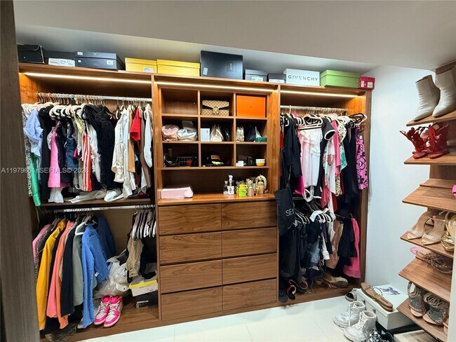 Building Photo - 6039 Collins Ave