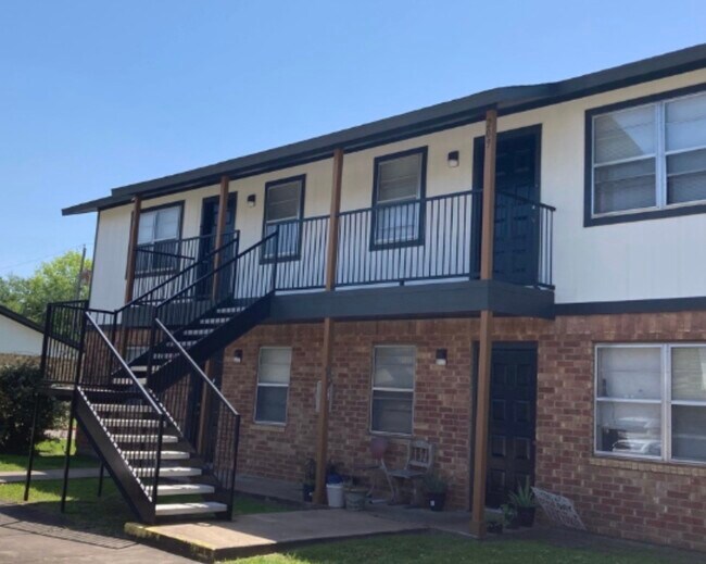 Building Photo - 1415 W Norris St