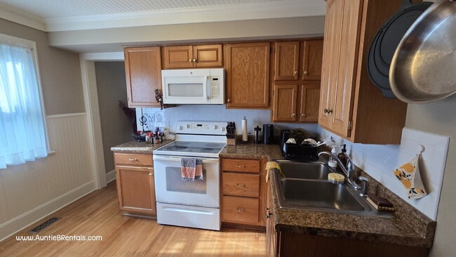 Building Photo - 428 Warwick St