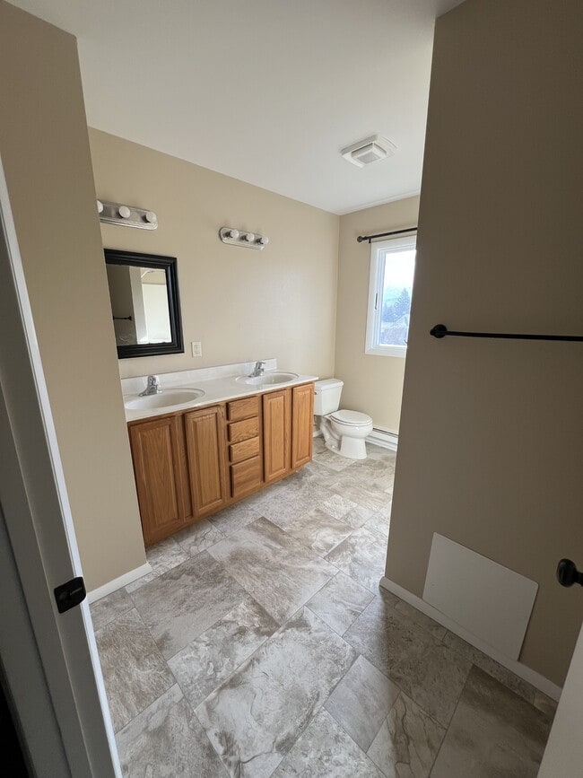 Building Photo - 911 Idlewilde Ct