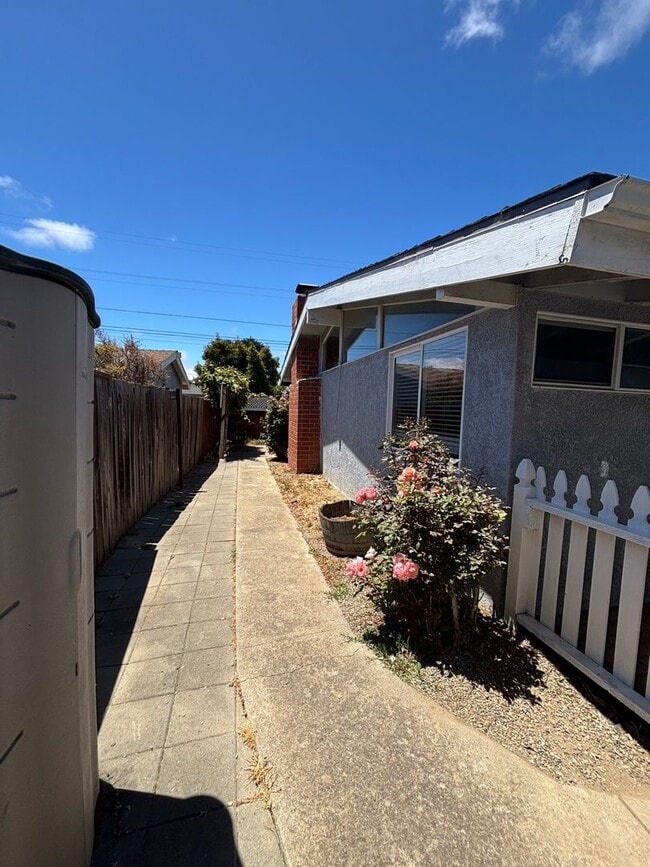 Building Photo - Lovely 3 Bedroom Home in Established Neigh...