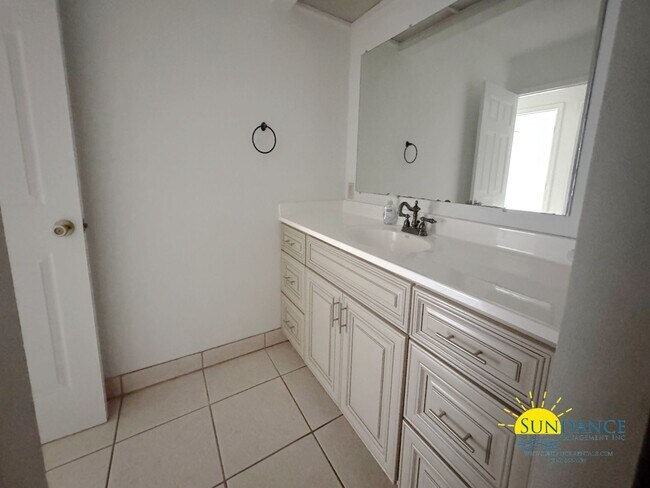 Building Photo - Charming Downtown Condo in Fort Walton Beach!