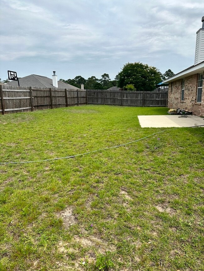 Building Photo - Large 4 bed / 3 bath home minutes from Nav...