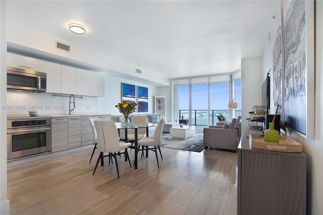 Building Photo - 1300 Brickell Bay Dr