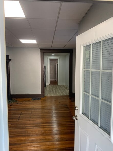 Building Photo - 506 S Market St