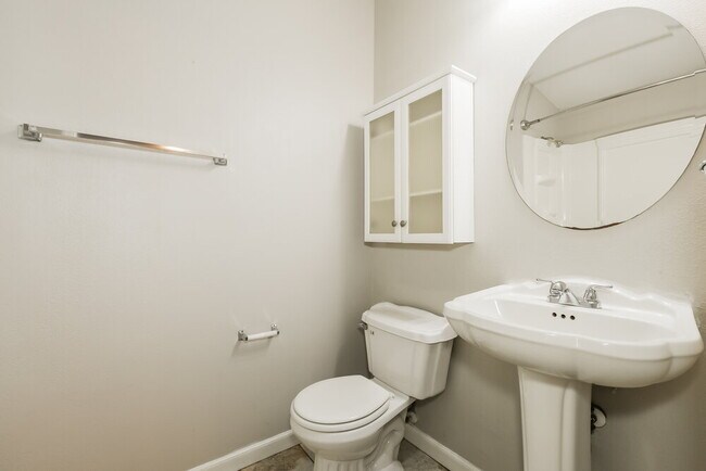 Building Photo - 1036 Lake Shore Ranch Dr