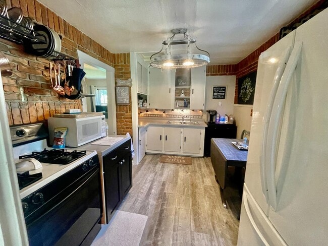 Building Photo - 223 Hemlock Dr