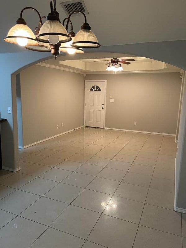 Building Photo - 720 S Logan Dr