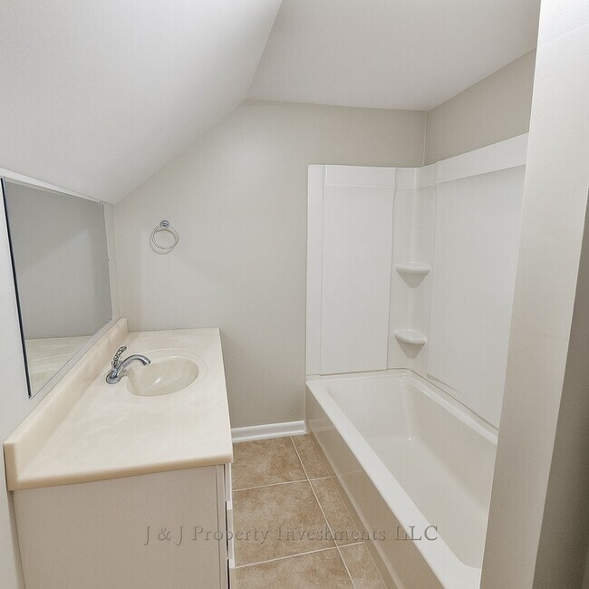 Building Photo - 7119 S Solon Rd