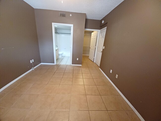 Building Photo - 5016 Lantana Rd