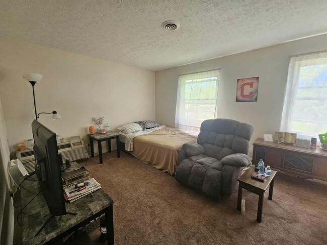 Building Photo - 2 Bedroom 1.5 Bath Duplex Kent Ohio 44240