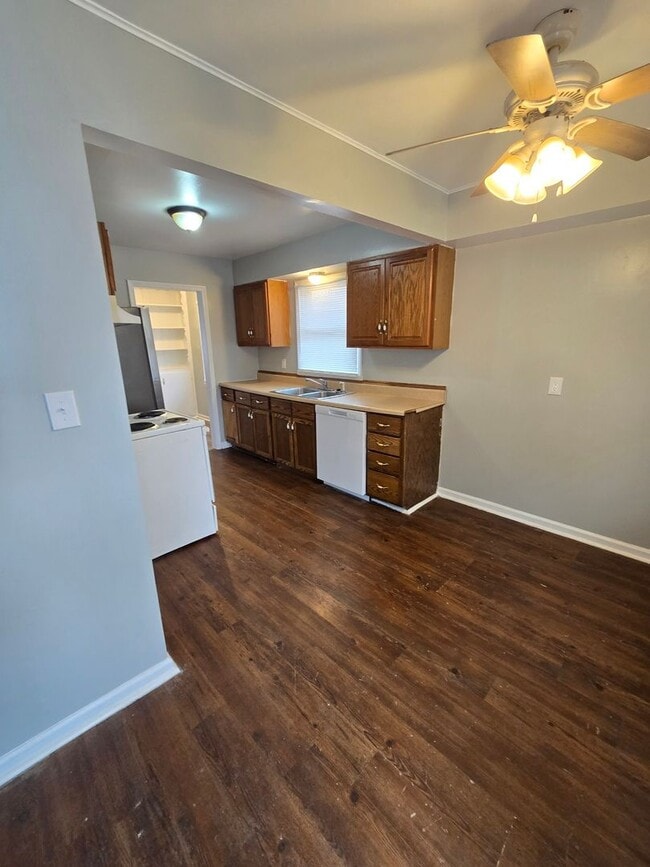 Building Photo - Three Bedroom Home Located in Warren Township near 10th and Franklin Rd