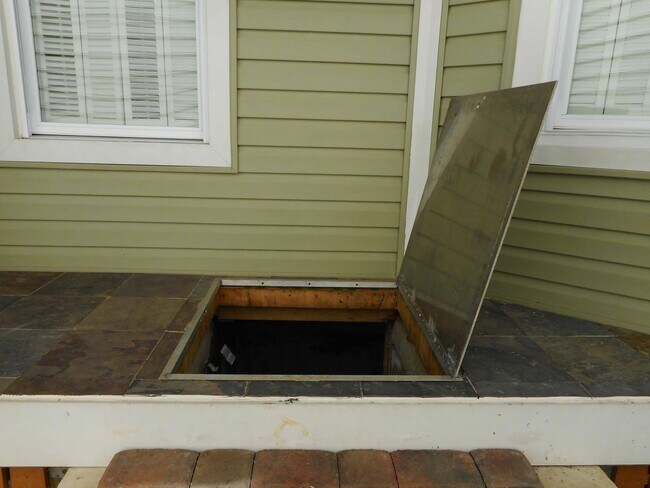 Building Photo - 608 Green St