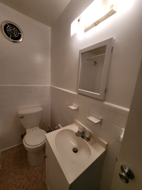 Building Photo - 3365 Drew St