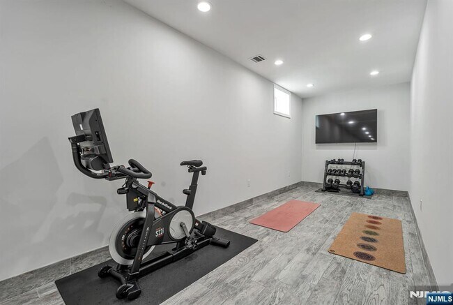 Building Photo - 765 6th Ave